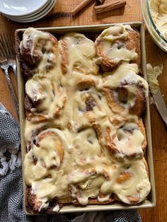 christhis is a picture of a frosted cinnamon rolls in a baking pan Kid Friendly Breakfasts, High Protein Breakfast, Easy Bread Recipes, Breakfast Meal Prep, Easy Bread, Protein Breakfast