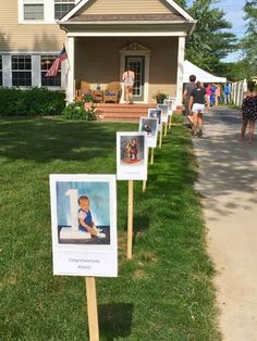 there are many signs on the grass in front of this house that say it's memorial day