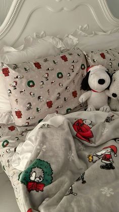 Snoopy Christmas Bedding, Christmas Bed Sheets Aesthetic, Snoopy Christmas Blanket, Snoopy Room Ideas, Snoopy Bedroom Ideas, Snoopy Bed Sheets, Christmas Decor Aesthetic Cozy, Snoopy Room Decor, Snoopy Bed