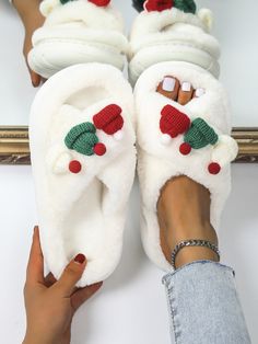 Blanco De moda Collar   Liso,Frutas y verduras Zapatillas de dormitorio Embellished Fluffy Bedroom, Holiday Slippers, Hat Decor, Soft Sole Slippers, Christmas Slippers, Christmas Shoes, Bedroom Slippers, Open Toe Slippers, Home Slippers