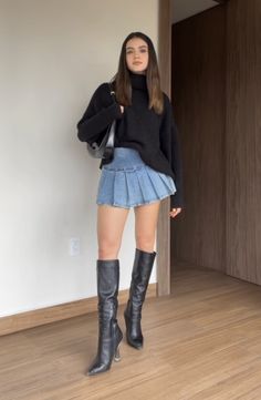 Jean Skirt With Sweater Outfit, Denim Skirt Fall Outfits Short, Denim Skirt Mini Outfit, Canada Outfit Ideas Summer, Short Jean Skirt Outfits Winter, Denim Skirt Outfit Short, Short Jean Skirt Outfits Fall, Denim Tennis Skirt Outfit, Denim Short Skirt Outfit