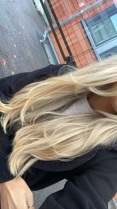 #blonde #layers #serena #stockholmstil #stockholmstyle #hair #haircut #blondelayers #curtainbangs Blonde Bleached Hair, Bleached Blonde Hair, Blonde Layered Hair, Bleach Blonde Hair, Creamy Blonde