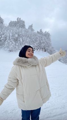 Outfit Ideas Muslim, Kashmir Trip, Korea Winter, Hijab Ideas, Snow Photoshoot, Dream Photo, Fur Coat Fashion, Snow Photography