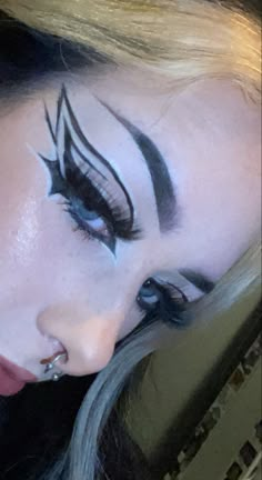 Smokey Eye With Graphic Liner, Alt Graphic Liner Hooded Eyes, Graphic Alternative Liner, Crazy Eyeliner Goth, Eyeliner Inspo Goth, Graphic Liner Deep Set Eyes, Artistic Eyeliner Ideas, Goth Liner Makeup, Alternative Graphic Liner