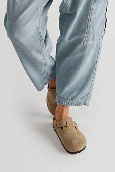 Boston Soft Footbed Birkenstock | Free People Manifest 2023, Boston Clogs Outfit, Postpartum Outfits, Boston Soft Footbed, Kitchen Wear, Cozy Clothes, Fall Wardrobe Essentials, Fall Capsule Wardrobe, Birkenstock Boston