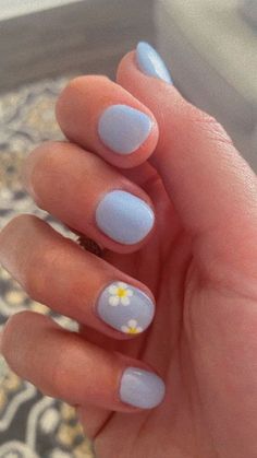 Flower Nail Designs Easy, Nailart Short Nails Easy, School Nails Ideas Short, Cute Nail Art For Short Nails Easy, Nail Designs For Short Nails Blue, Nail Inspo Polish, Back To School Nail Ideas Short, Easy Nail Designs For Short Nails To Do At Home, Nail Ideas Not Acrylic For Kids