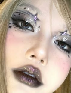 Complex Eyeshadow Looks, Colorful Emo Makeup, Douyin Alt Makeup, Unique Makeup Looks Creative, Futuristic Makeup Looks, Star Makeup Look, Cat Makeup Look, Fun Eyeshadow, Funky Makeup