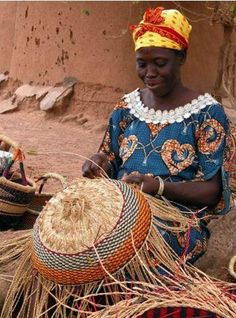 African Market Baskets hand-made Baskets are unique and made from river grass, known as “elephant grass” by local weavers in Bolgatanga, Ghana. African Life, Saul Leiter, Basket Weaver, Colorful Baskets, Bolga Basket, Afrique Art, African Market, Livingstone, African Decor