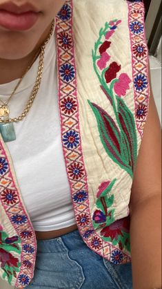 Zara Vest, Sol Blume Outfits, Colorful Vest Outfit, Vest Outfits Aesthetic, London Outfit Ideas, Chic Outfit, Colorful Vest, French Girl Chic, Estilo Boho Chic