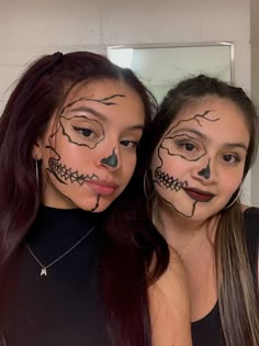 Simple Halloween Face Paint Ideas, Sugar Skull Makeup Half Face, Easy Halloween Face Painting, Halloweenský Makeup, Halloween Duos, Skeleton Makeup, Halloween Makeup Pretty, Duo Halloween Costumes, Sugar Skull Makeup