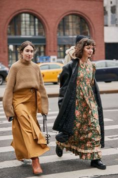 Fashion Outfits Autumn 2024, Walking Down The Street, New York Fashion Week Street Style, Quoi Porter, Daily Fashion Inspiration, Vest Style, Suit For Women, Street Style Paris