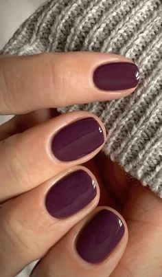 15 Chic Minimalist Nail Trends To Try This Fall & Winter 2023 Fall 2025 Nails, Trending Gel Nails 2024, Autumn 2024 Nail Trends, Winter 2024 Nail Colors, 2024 Nail Trends Winter, Nail Trends 2024 Fall, Christmas Nail Color Ideas, Fall Winter Nails, Winter 2024 Nails