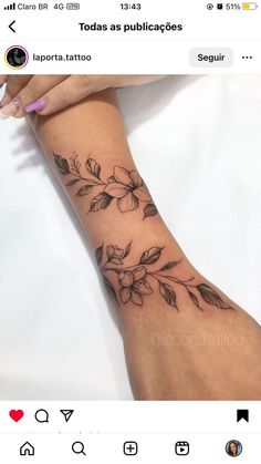 a woman's arm with flowers on it and the words i love you in spanish