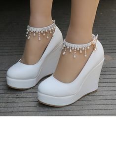 Femmes Bout fermé Plateforme Escarpins Compensée Mary Jane Talon compensé Similicuir Boucle Perle d'imitation Strass Chaîne Chaussures de mariage Hak Tinggi, Cute Shoes Heels, Kawaii Shoes, Prom Heels, White Wedges, Summer Heels, Rhinestone Chain, Fancy Shoes, Cute Heels