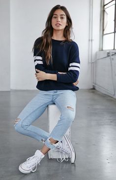 Jeans Converse Outfit, Converse Haute, Mode Poses, White Shoes Outfit, Winter White Outfit, Black And White Outfit, Casual College Outfits