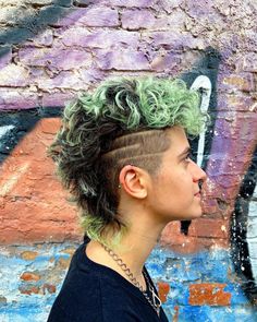 The retro mullet haircut is back in style. This hairstyle is bold and rebellious. It's full of adventure and courage. And, nowadays, the new mullet Queer Haircut, Short Green Hair, Mohawk Haircut, Curly Mohawk, Haircut Styles, Punk Hair, Mens Haircuts Fade