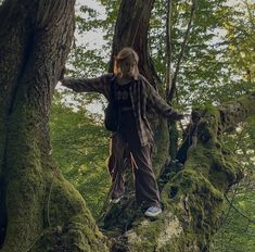 Pic Inspo Grunge, Ayshacore Aesthetic, Summer Forestcore Outfits, Alt Cottagecore Aesthetic Outfits, Fairy Grunge Photos, Green Person Aesthetic, Grunge Forest Outfits, Dark Forestcore Outfit, Spring Grunge Aesthetic