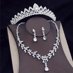 Conjunto de coroa mais brincos  colar, cor prata, noivas e debutantes Rhinestone Bridal Jewelry, Bridal Jewelry Pearl Sets, Crystal Bridal Jewelry Sets, Blue Jewelry Set, Crystal Bridal Tiaras, Necklaces Set, Princess Jewelry, Gold Bridal Jewellery Sets, Pearl Bridal Jewelry