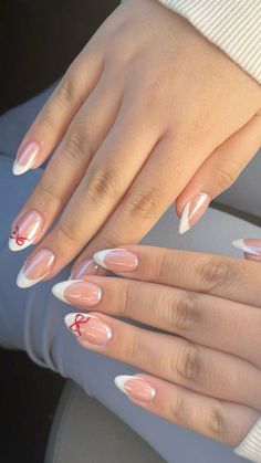 Holiday Nails With Chrome, Cute Simple Bow Nails, Cute Christmas Nails Bows, Cute Christmas Acrylic Nails Almond, Chrome French Tip With Bow, Christmas Pink Nails Almond, Cutesy Nail Designs, Cute Bow Christmas Nails, Christmas Nail Inspo Acrylic Almond