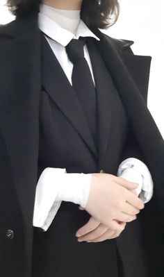 Suits For Tomboys, Woman In Suit Drawing, Woman In Suit Aesthetic, Old Money Outfits Black, Female In Suit, Black Suits For Women, Suit Aesthetic Woman, Outfits With Ties For Women, Dark Fashion Aesthetic