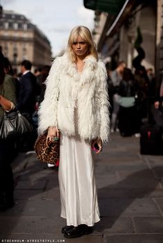 ALK Walking Down The Street, Parisienne Chic, Fuzzy Coat, Quoi Porter, Estilo Hippie, White Fur, Coat Outfits, Kate Moss