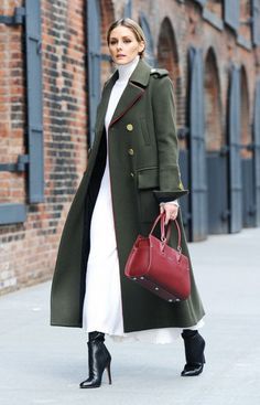 Mantel Styling, Estilo Olivia Palermo, Mode Mantel, Olivia Palermo Style, Military Coat, Winter Chic, Ribbed Knit Dress, Green Coat, Olivia Palermo