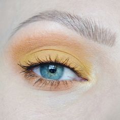 Yellow Smokey Eye, Eyeshadow Orange, Eye Inspiration, Eyeshadow Inspiration, Maybelline Eyeshadow, Orange Eyeshadow, Trendy Eyeshadow