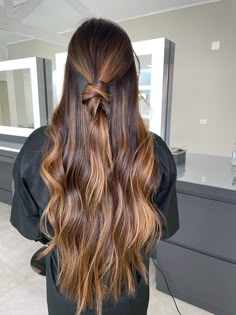 Moreno iluminado, mechas, chocolate, mel, cabelo longo , cabelo grande #cabeloliso #cabelomorenoiluminado Vintage Icons, Dream Hair, Glow Up?, New Hair, Hair Inspo, Balayage, Hair Inspiration, Instagram Profile, Hair Cuts