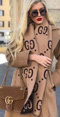 Gucci Scarf Outfit, Gucci Scarf, Scarf Outfit, Wearing Sunglasses, Gucci Models, Looks Chic, Elegant Outfit, Instagram Fashion