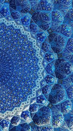 an intricate blue and white pattern is shown in this image