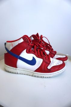 Sneakers details: * Red / blue /white  leather NIKE Air sneakers/boots * Condition: perfect vintage condition SIZE: US: 8 (man 7) UK 6 EU: 40 Feel free to message me with any questions. Nike Vintage Sneakers, Nike Air Sneakers, Nike Leather, Air Sneakers, Basket Vintage, Vintage Sneakers, Nike Vintage, High Sneakers, Boots High