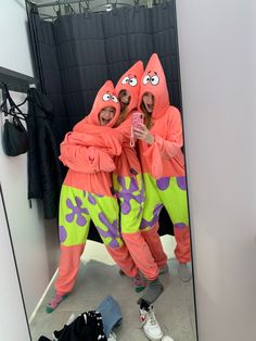 Duo Onesie Costumes, Halloween Onesie Costumes, Best Friend Onesies, Cute Easy Halloween Costumes, Two Person Halloween Costumes, Bff Outfits Matching, Cute Friend Poses, Photos Bff, Duo Costumes