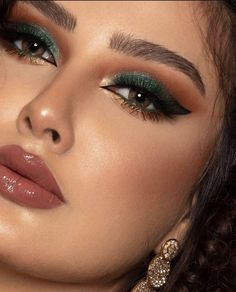 Green Eye Make Up For Brown Eyes, Emerald Smokey Eye Makeup, Lip Colors For Green Dress, Light Going Out Makeup, Snake Eyeshadow Look, Jade Eye Makeup, Best Smokey Eye For Brown Eyes, Dark Green Makeup Ideas, Green Sparkle Eye Makeup