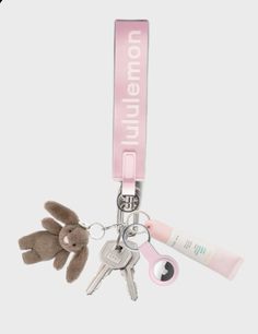 Girly Locker Ideas, College Keychain Ideas, Keys On Keychain, Car Keys Lululemon, Key Inspo Aesthetic, Girly Car Keys, Lulu Never Lost Keychain, Lululemon Keychain Wallet Aesthetic, Lululemon Wristlet Aesthetic