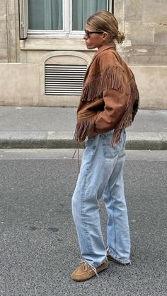 Chic Cowgirl Aesthetic, Boho Western Outfits Winter, Fringe Suede Jacket Outfit, Fringed Jacket Outfit, Boho Chic Aesthetic Outfit, Montana Outfits Winter, Southwest Outfits Women, Nf Outfit, Brown Fringe Jacket Outfit