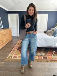 Horseshoe Jeans Outfit, How To Wear Barrel Jeans, How To Style Barrel Jeans, Yeehaw Outfits, Barrel Jeans Outfit, Horseshoe Jeans, Jeans Outfit Ideas, Black Western Boots, Barrel Jeans