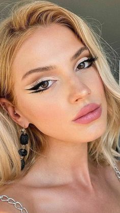 Line Eyeshadow Looks, Mackup Ideas, Black Eye Makeup, Retro Makeup, Formal Makeup, Dope Makeup, Edgy Makeup, Makeup Eye Looks