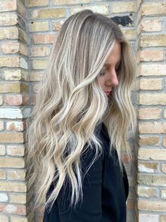 Long blonde lived in balayage Lived In Blonde Balayage, Lived In Balayage, Best Blonde Hair Color, Blonde With Dark Roots, Cool Blonde Hair, Hair 2024