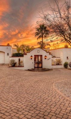 Interior Design Hacienda Style Homes Outside, Spanish Courtyard Mexican Style, Spanish Colonial Homes Interior, Homes In Mexico Spanish Style, Spanish Style Ranch Homes Exterior, Spanish House Driveway, Hacienda Style Homes Modern, Mexican Style Exterior House, Spanish Casa Hacienda Style