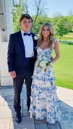 Easter Prom Dress, Highschool Prom Dresses, Blue And White Party Dresses, Couple Flicks, Floral Prom Dresses, Prom Inspo, Elegant Party Dresses, White Dress Party, Prom Dress Inspiration