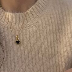 Necklace Small Pendant, I Want To Wear His Initials On A Chain, Gold Simple Jewelry, Heart Necklace Aesthetic, Pendant Necklace Outfit, Hold Necklaces, Black Heart Necklace, Simple Pendant Necklace, Necklaces Aesthetic