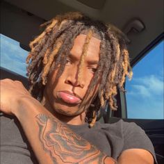 Loc Highlights Men, Short Dreads Hairstyles For Men, Locs Dyed Tips Men, Dreads With Highlights Men, Honey Blonde Hair Dreads, Men’s Dyed Dreads, Dyed Hair Locs Men, Black And Brown Dreads Men