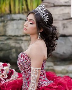 half up half down quince hairstyles Quinceanera Hairstyles All Down, Quinceanera Hairstyles Half Up Half Down, Sweet 16 Hairstyles, Mexican Quinceanera Dresses, Quince Hairstyles With Crown, Quinceanera Hairstyles, Pretty Quinceanera Dresses, Quince Dress, Quince Hairstyles