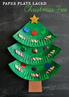 a paper plate christmas tree on a blackboard with the words paper plate laced christmas tree