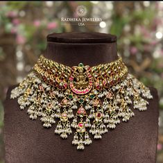 Neck Pics, Saree Inspiration, Indian Brides Jewelry, Pretty Gold Necklaces, Gold Jewelry Prom, Temple Jewellery Earrings, Wedding Jewelry Sets Bridal Jewellery, Wedding Decors