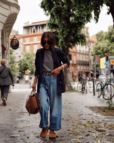 Margaux Lahana (@estherjunelife) • Світлини та відео в Instagram Green Flares Outfit, Napa Outfit, Palette Wardrobe, Flares Outfit, Madewell Outfits, Fashion 23, Flare Jeans Outfit, Street Clothes, Clothing Aesthetic