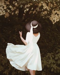 Audrey Hepburn Inspired, The Pretty Dress Company, Vintage Photoshoot, Stil Elegant, Ivory Dresses, Pretty Dress, Looks Chic, Vintage Hairstyles, Audrey Hepburn