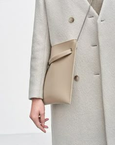 Cream Wool Coat, Chic Minimalist Style, Minimalist Moda, Casual Chique, Minimalist Capsule Wardrobe, Minimal Chic, Bag Trends