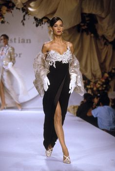 Vintage Runway Fashion, Dior Dresses, Old Dress, Vogue Vintage, Model Runway, 90s Runway Fashion, Runway Fashion Couture, Runway Outfits