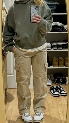 Cargo Khaki Pants Outfits, Cargo Beige Pants Outfit, Beige Cargos Outfits, Cargo Pants Outfit Plus Size, Beige Cargo Pants Outfit, Beige Pants Outfit, Recreate Outfits, Cream Cargo Pants Outfit, Khaki Pants Outfit